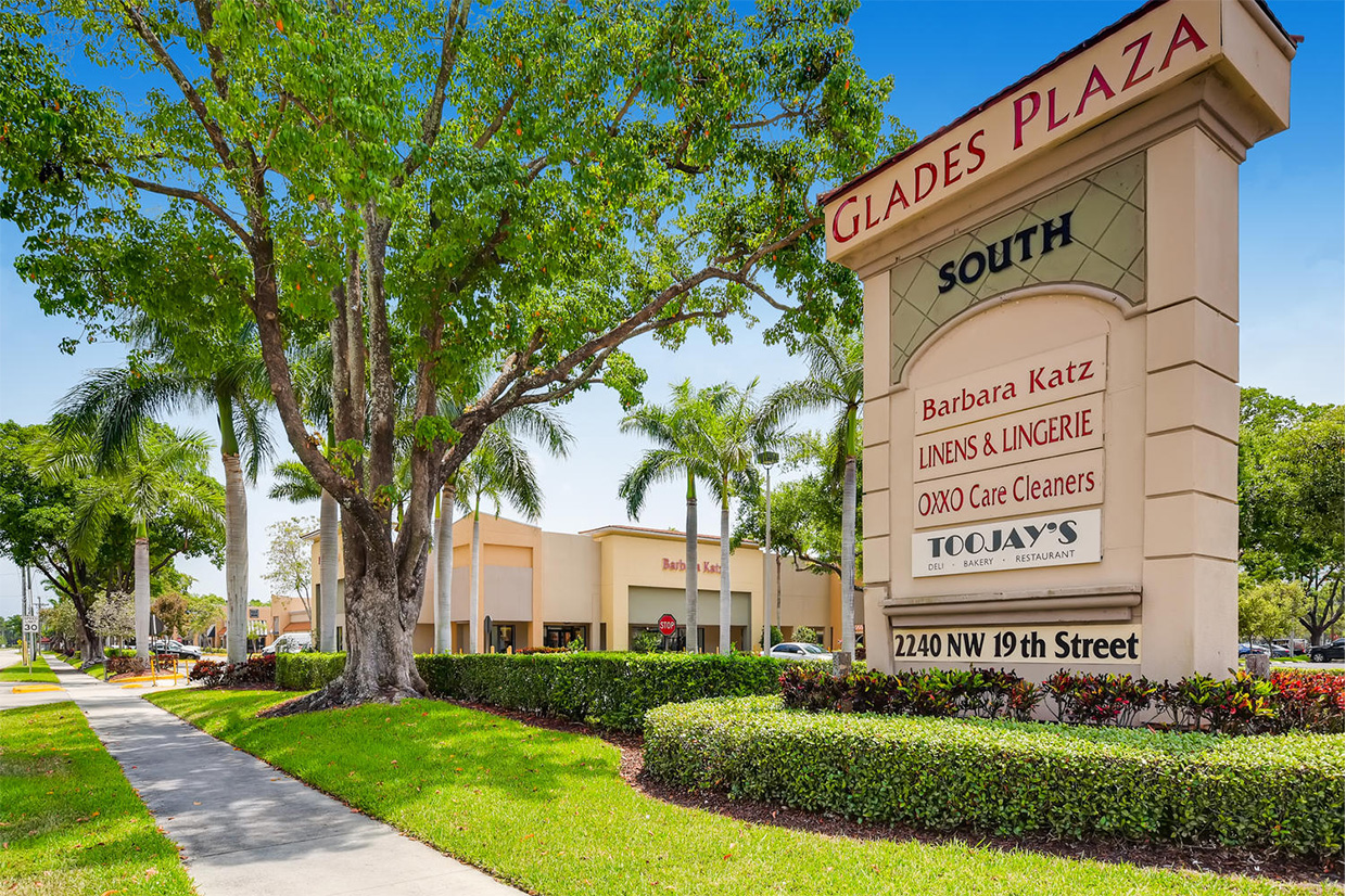 Glades Plaza, Boca Raton, FL 33431 Retail Space Sterling Organization